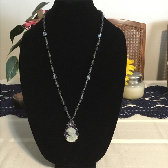 HOST PICK- VINTAGE WORTHINGTON LONG BEAD CAMEO NECKLACE. - Picture 2 of 8